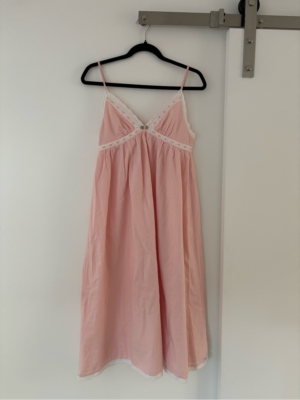 Chic Pink Lace-Trimmed Chemise - Picture 3 of 4